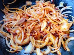 放入洋葱丝大火快速翻炒