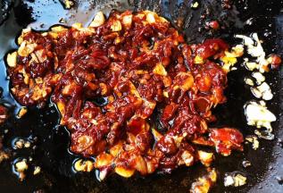 放入郫县豆瓣酱和糖炒匀