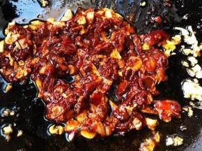 放入郫县豆瓣酱和糖炒匀
