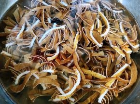 焯好水的牛百叶立即放入冷水中多冲洗几遍洗净沥干水份