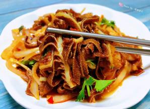 牛百叶入味脆嫩可口混搭洋葱的香味让人回味无穷