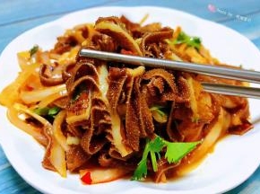 牛百叶入味脆嫩可口混搭洋葱的香味让人回味无穷