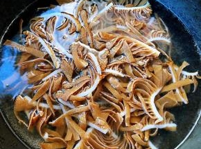 牛百叶切丝放入开水中焯水去除油脂和杂质
