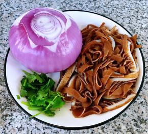 准备原材料洋葱、牛百叶、香菜