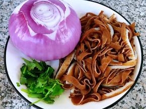准备原材料洋葱、牛百叶、香菜