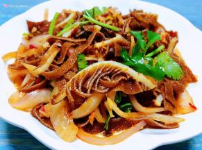 香辣可口的洋葱炒牛百叶装入盘中就大功告成了