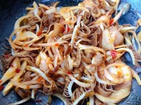 放入牛百叶同时放入盐炒匀