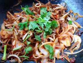 最后放入味精炒均匀撒上香菜提鲜即可出锅享用