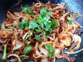 最后放入味精炒均匀撒上香菜提鲜即可出锅享用