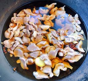 放入调味料蚝油、一品鲜酱油大火煮起来