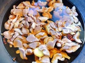 放入调味料蚝油、一品鲜酱油大火煮起来