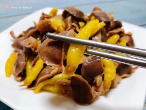 鸡胗入口脆爽混搭泡椒的麻辣让人回味无穷