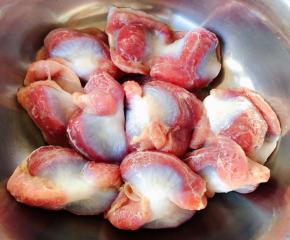 在超市买的新鲜的鸡胗摘除杂质洗净