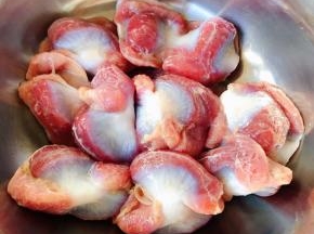 在超市买的新鲜的鸡胗摘除杂质洗净