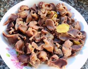 鸡胗放入盘中晾凉