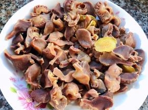 鸡胗放入盘中晾凉