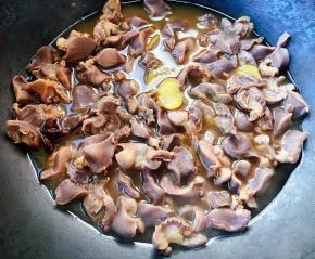 鸡胗煮至熟透但不要太硬即可出锅