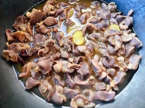 鸡胗煮至熟透但不要太硬即可出锅