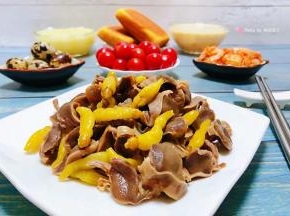 丰盛的餐桌上怎么能少了麻辣口味的泡椒鸡胗呢