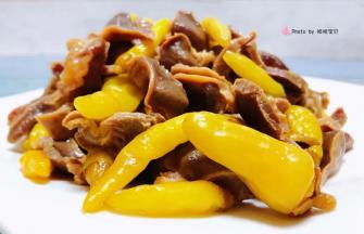 泡椒鸡爪是非常经典的一道小菜哦搭配小米粥和鹌鹑蛋一起吃味道美极了