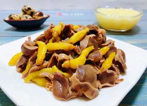 麻辣美味的泡椒鸡胗装入盘中就大功告成了