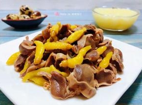 麻辣美味的泡椒鸡胗装入盘中就大功告成了