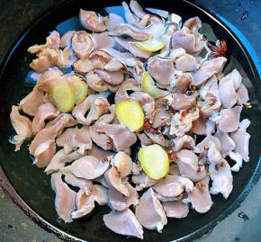 鸡胗放入锅中添加适量清水放入姜片、花椒和八角