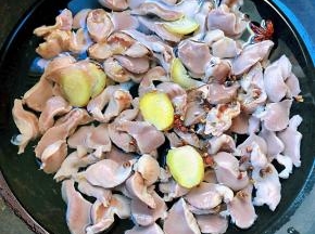 鸡胗放入锅中添加适量清水放入姜片、花椒和八角