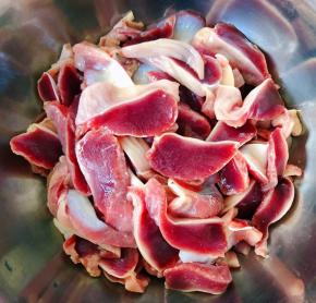 鸡胗依次切片装入容器中