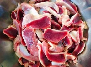 鸡胗依次切片装入容器中