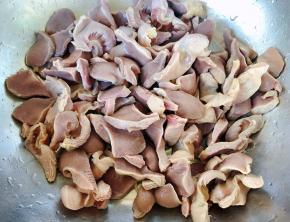 焯好水的鸡胗立即放入冷水中过凉多冲洗几遍后沥干水份