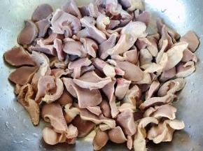 焯好水的鸡胗立即放入冷水中过凉多冲洗几遍后沥干水份