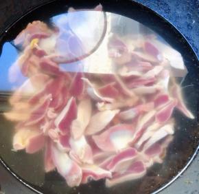 锅中烧开水放入鸡胗片同时放入料酒去腥鸡胗断生即可