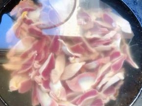 锅中烧开水放入鸡胗片同时放入料酒去腥鸡胗断生即可