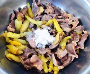 晾凉的鸡胗放入泡椒汤中同时放入糖、盐、味精拌匀盖上保鲜膜放入冰箱冷藏六个小时