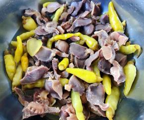 取出煨制入味的鸡胗闻着味道就想吃