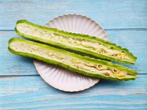 苦瓜洗净切除头尾，对半切开，