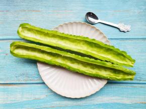 用勺子将里面的白色部分全部挖掉，