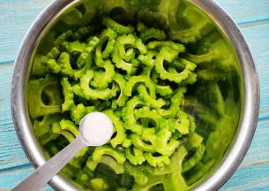 然后加一勺盐腌制10分钟。