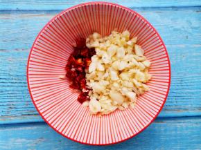 大蒜切末，干辣椒切圈放入碗中，