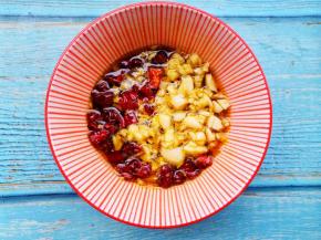 淋入一大勺热油，