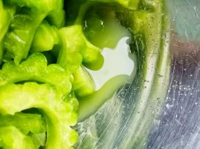 腌好的苦瓜挤出苦水，