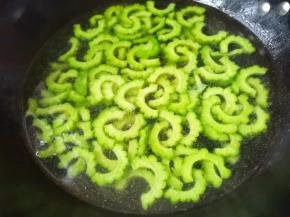 锅中烧开水，加一点点盐，加苦瓜焯水2分钟捞出过凉，