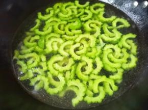 锅中烧开水，加一点点盐，加苦瓜焯水2分钟捞出过凉，