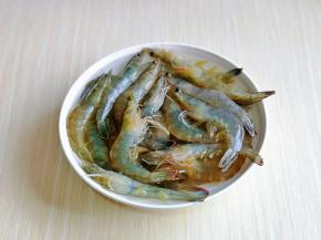 依次去除虾线，再用冷水冲洗干净。