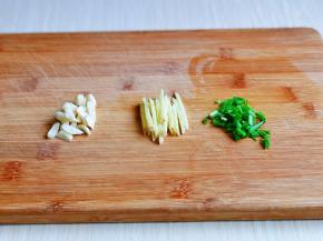葱姜蒜吐司切好。