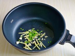 起油锅加入葱姜蒜煸炒。