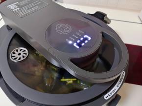 盖上炒菜机盖子。