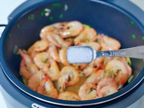 按个人口味加入，借助余温翻炒均匀。