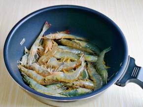 再加入基围虾翻炒。